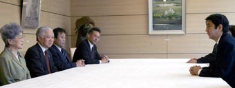 家族会と安倍官房長官060501.jpg